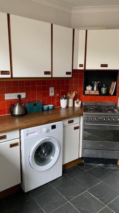Lovely 4 Bedroom Home, Stones Throw From The Beach Brighton Luaran gambar